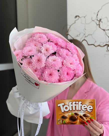 Combo bouquet of 5 chrysanthemums and toffifee with delivery to Astana