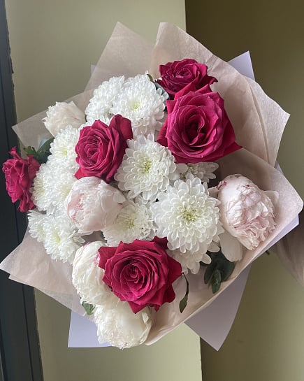 Контрастный дуэт роз и хризантем с доставкой по Астане