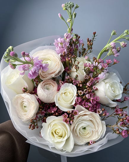 Нежный букет из ранункулюсов и роз с доставкой по Астане