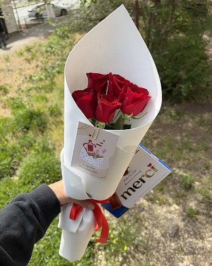 Классический комплимент с розами и шоколадом с доставкой по Павлодаре