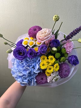 Букет с синей гортензией и эустомой