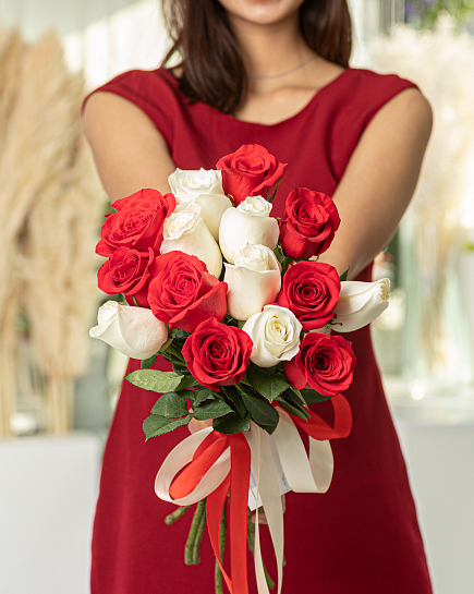 Букет из 15 красно-белых роз с доставкой по Алматы