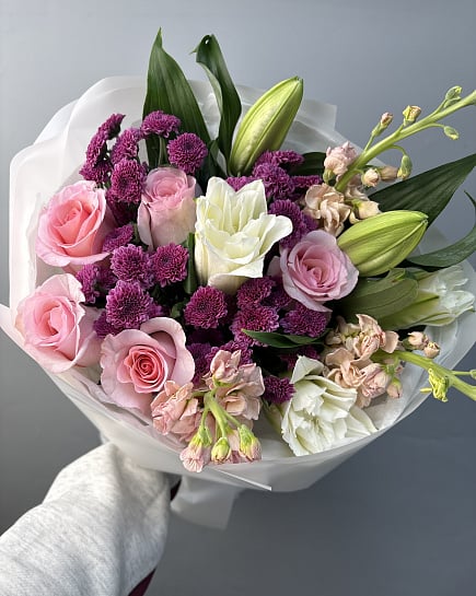 Нежный букет из роз и лилий с статицей с доставкой по Астане