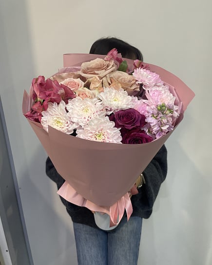 Розовый калейдоскоп с хризантемами и розами с доставкой по Астане