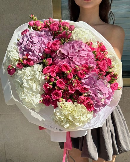 Розово-белый микс из гортензий и кустовых роз with delivery to Almaty