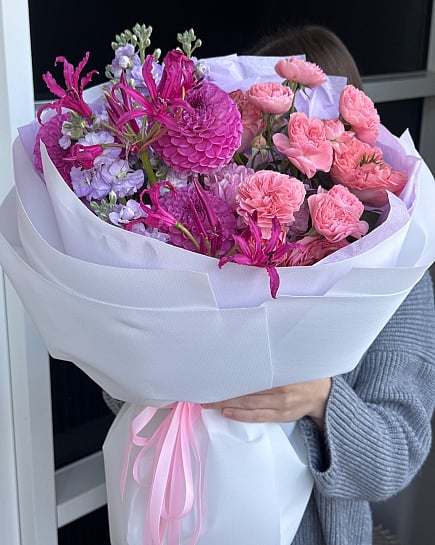 Большой круглый букет с георгинами и кустовыми розами with delivery to Astana
