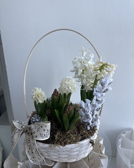 Весенняя композиция в корзине с доставкой по Астане