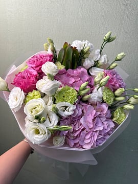 Круглый букет с гортензией и эустомой