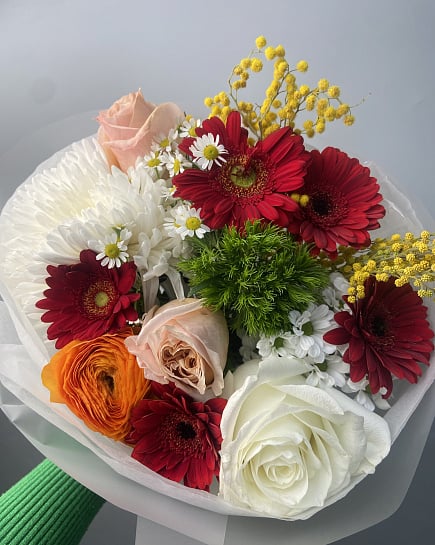 Яркий букет из гербер и роз с ранункулюсом с доставкой по Астане