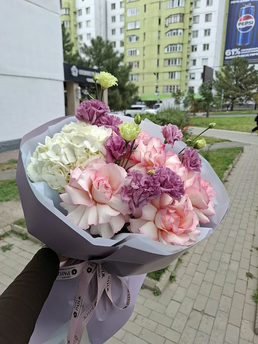 Круглый средний букет из розовых и фиолетовых роз, гортензий, эустомы и гвоздик в лавандовой и светло-серой пленке и бумаге. - купить в Astana с доставкой