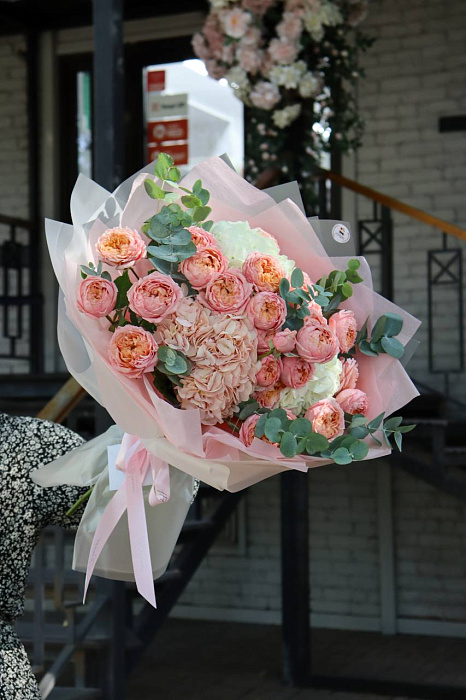 Luxurious bouquet with hydrangeas