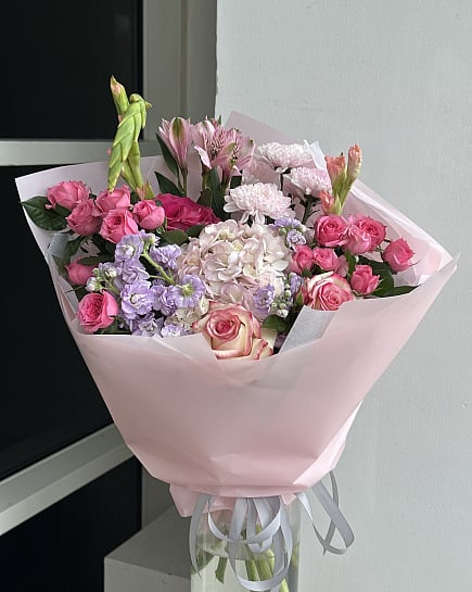 Большой асимметричный букет из розовых роз и гортензии with delivery to Astana