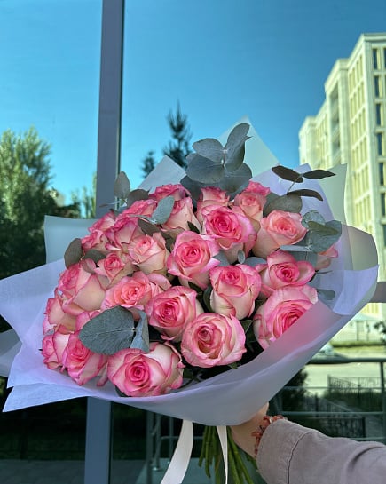Розово-белый круглый букет из роз с доставкой по Астане