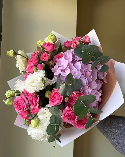 Букет из розовых кустовых роз и гортензий with delivery to Astana