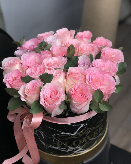 Монобукет из 25 роз в коробке "Шляпная коробочка" с доставкой по Павлодаре