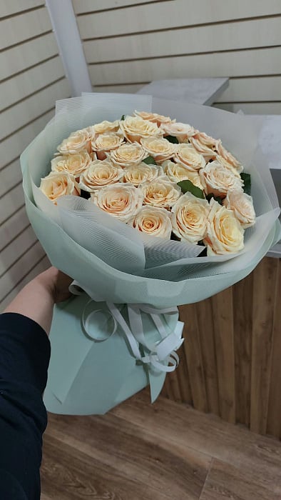 Большой круглый букет желтых и белых роз в корейской пленке - купить в Астане с доставкой