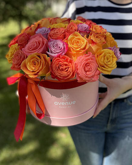 35 микс роз в розовой коробке с доставкой по Алматы