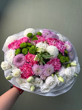 Розово-белый микс из хризантем и гвоздик