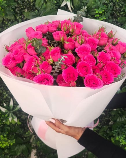 Яркий букет из кустовых роз с доставкой по Астане