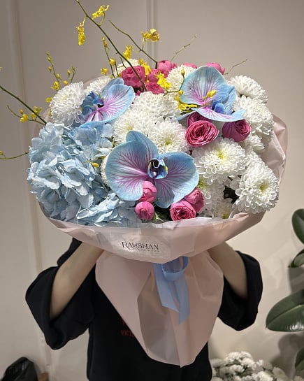 Букет с голубой гортензией и орхидеями с доставкой по Астане