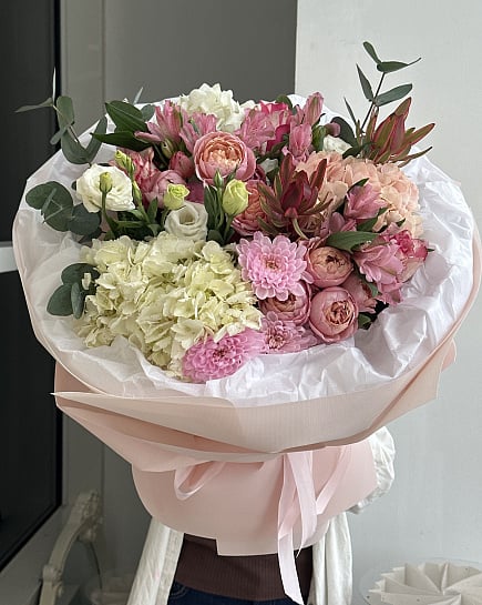 Нежный букет с пионовидными розами и гортензией с доставкой по Астане
