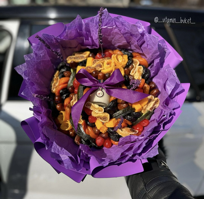 Dried fruit bouquet with honey