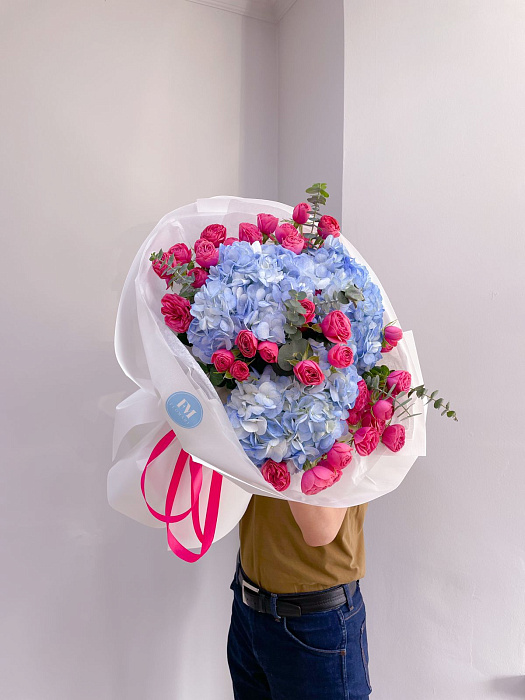 Euro bouquet of spray roses and hydrangeas