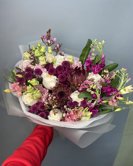 Пышный букет с протеей и розами с доставкой по Астане