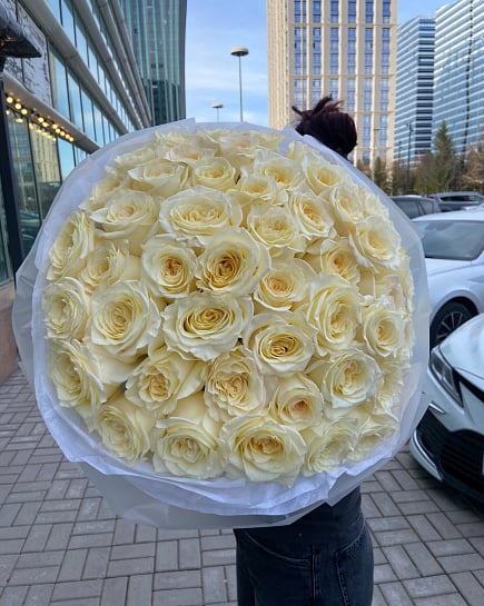 Белоснежная классика: 51 роза Candelight с доставкой по Астане