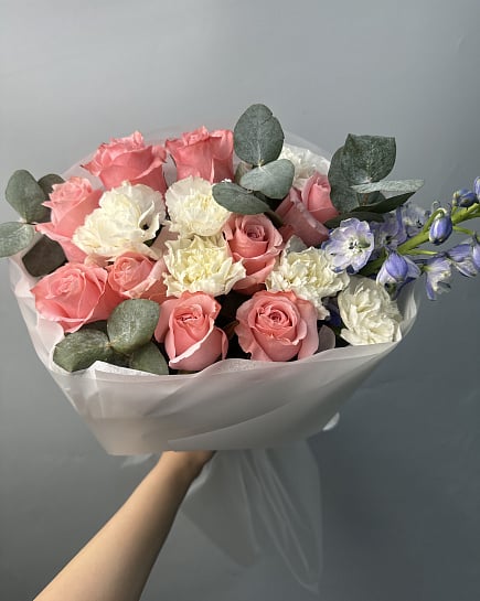 Розово-голубой микс с розами и дельфиниумом с доставкой по Астане