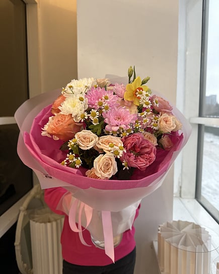 Весенний букет с кустовыми розами и нарциссами с доставкой по Астане