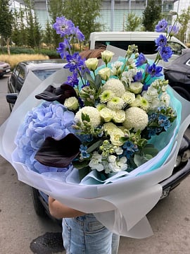 Большой круглый букет с гортензией и дельфиниумом