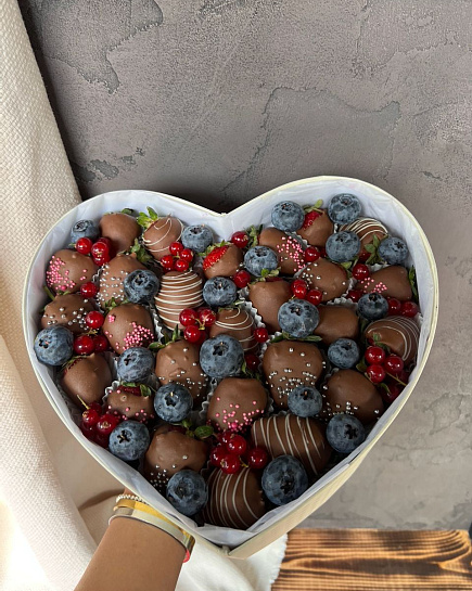 Клубничное сердце полностью в шоколаде, размер М с доставкой по Алматы