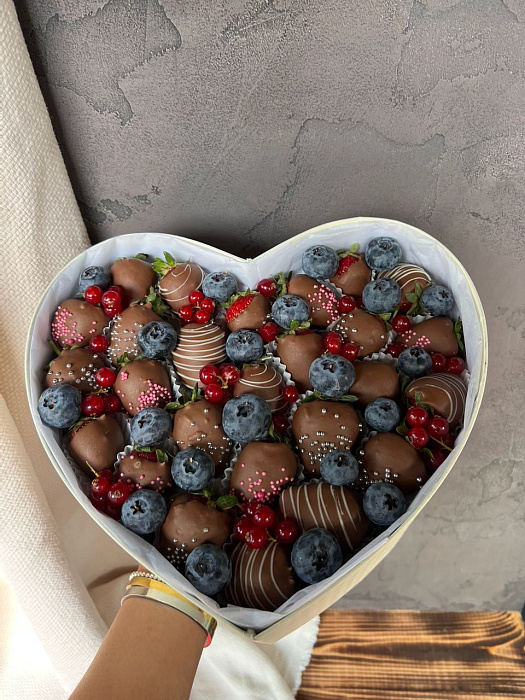 Strawberry heart completely covered in chocolate, size M