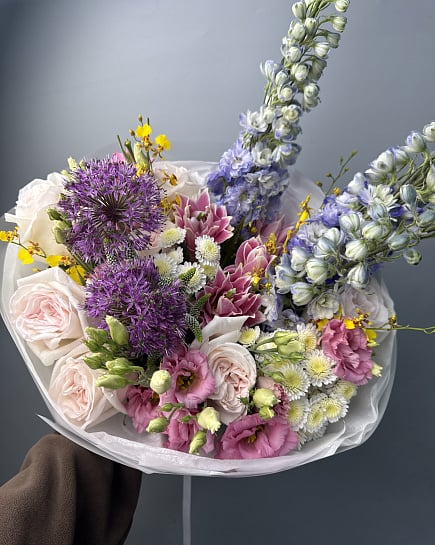 Яркий микс с дельфиниумом и эустомой с доставкой по Астане