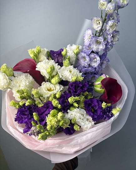 Фиолетово-белый контраст с дельфиниумом с доставкой по Астане