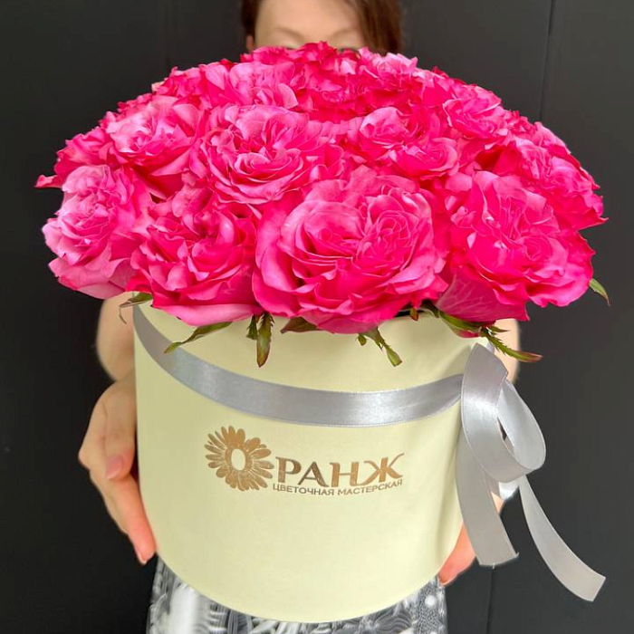 Bouquet of 25 peony pink roses in a box