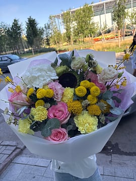 Солнечный микс с гортензией и подсолнухом