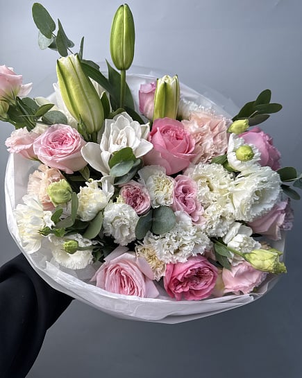Романтическое сочетание пионовидных роз и эустомы с доставкой по Астане