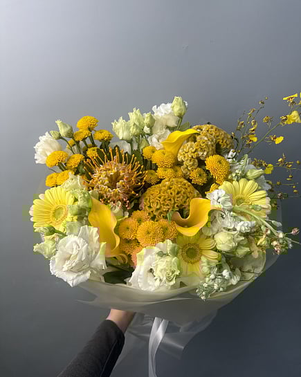 Солнечный акцент: букет с протеей и каллами с доставкой по Астане