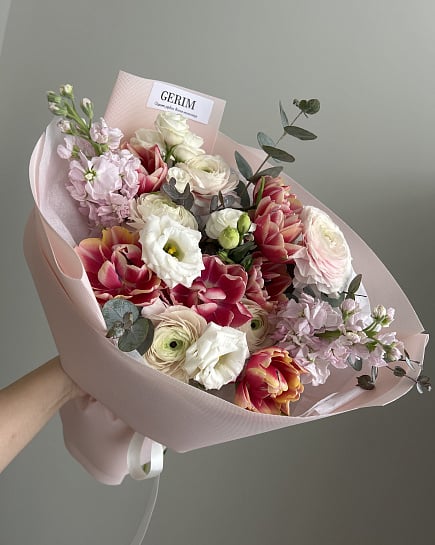 Романтичный микс с ранункулюсами и пионовидными тюльпанами с доставкой по Астане