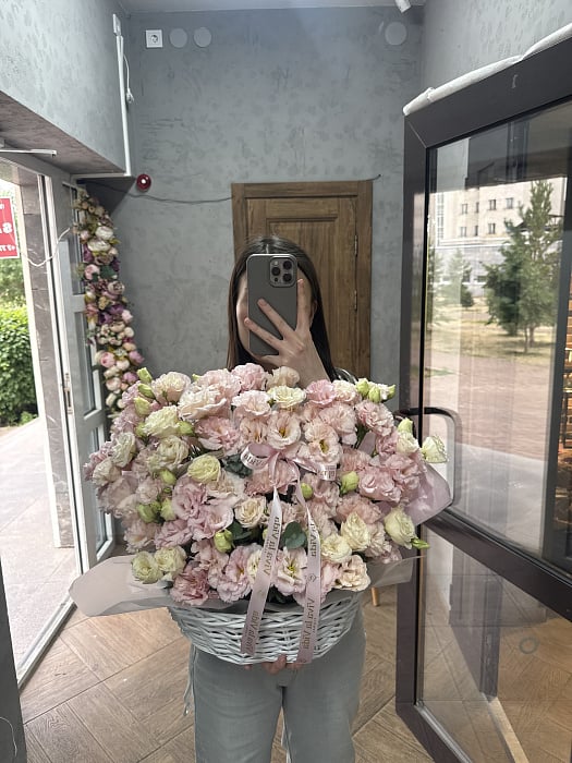 Воздушная эустома в плетеной корзине - купить в Астане с доставкой