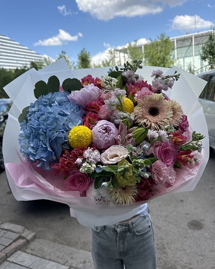 Яркий микс с гортензией и пионами с доставкой по Астане