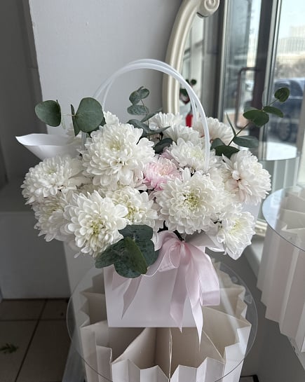 Белоснежные хризантемы с розовым акцентом с доставкой по Астане
