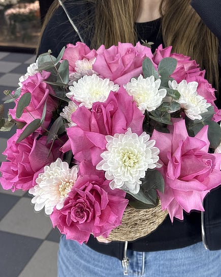 Розово-белый дуэт роз и хризантем с доставкой по Астане