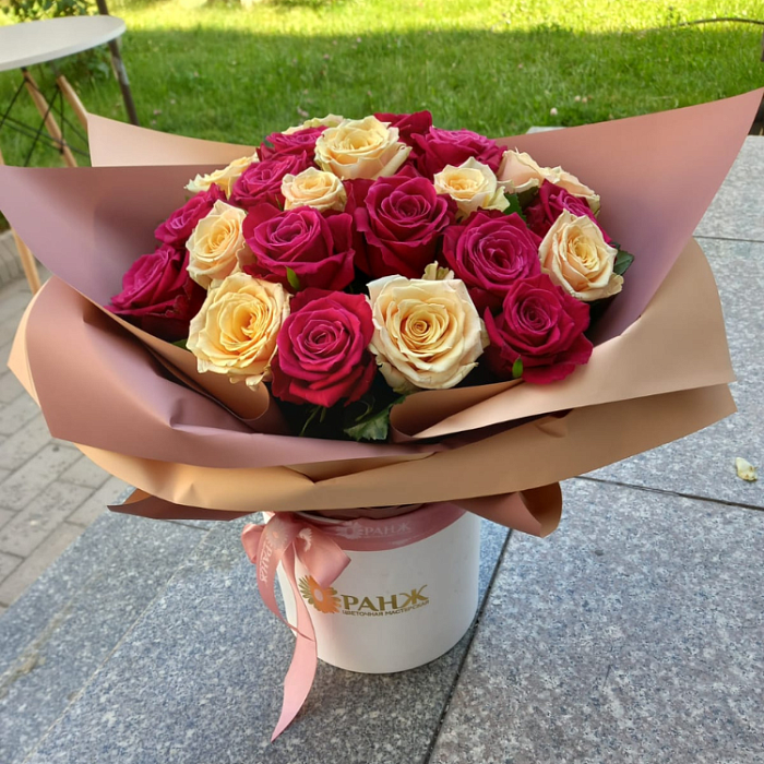 Красные и желтые голландские розы в коробке
