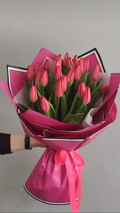 25 малиново-красных тюльпанов розовое оформление