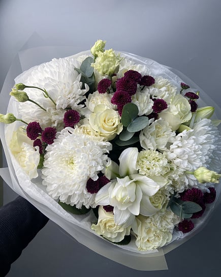 Белоснежные хризантемы с фиолетовыми акцентами с доставкой по Астане