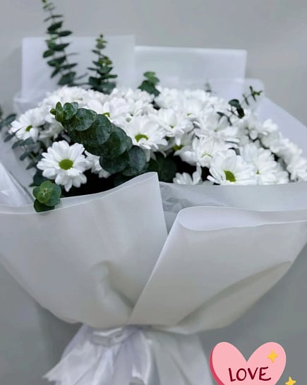 Белоснежные хризантемы с эвкалиптом с доставкой по Астане