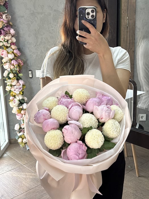 Зефирное облако из пионов и хризантем - купить в Астане с доставкой